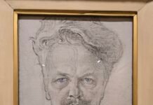 한 사람이 다가온다